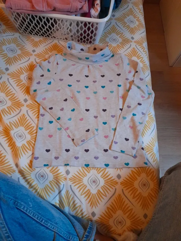 Sous-pull cœur marque H&M taille 6 8 ans