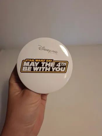 Badge pin's broche disneyland Paris star wars 4 mai célébration