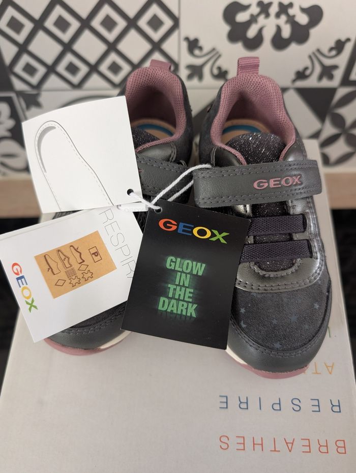 Chaussures fille. Taille 22. Neuf. Geox