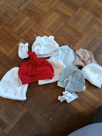 Lot 8 bonnets de naissance
