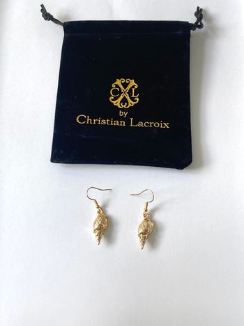 Boucles d'oreilles pendantes dorées coquillages by Christian Lacroix
