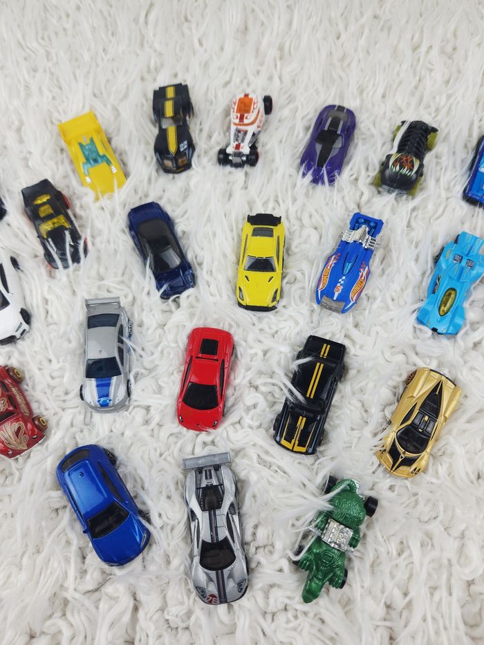 Lot de 24 petites voitures marque Hot Wheels 🎅 - photo numéro 3