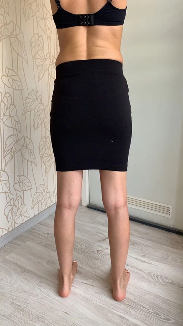 Tres belle Jupe noire taille 34 - photo numéro 2