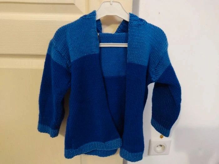 Gilet bleu à capuche. Tricoté main. 3 / 4 ans