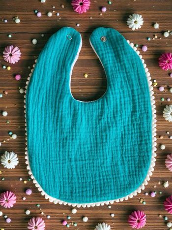 Bavoir à pompons personnalisable – Doux et pratique