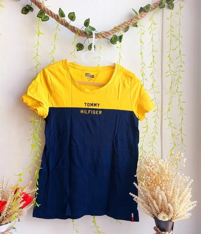 T-shirt Tommy Hilfiger – S – Jaune & Bleu marine – État : Excellent