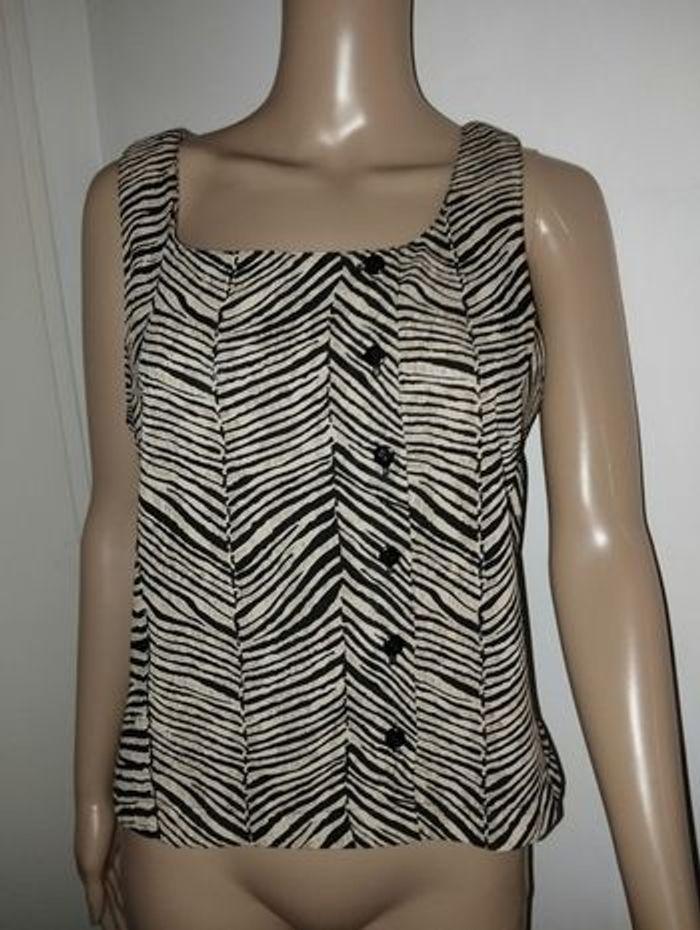 Ensemble affinités Armand Thiery
Jupe taille 44
Haut taille 3 - photo numéro 3