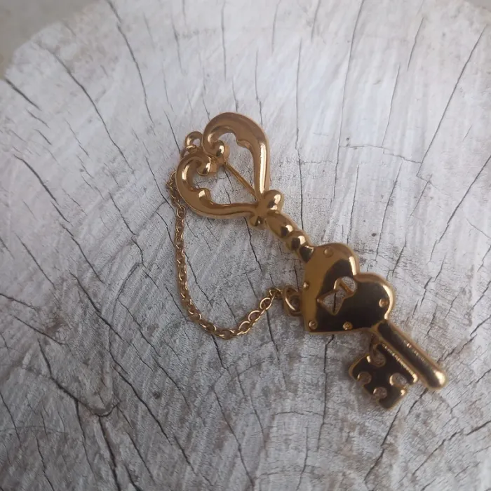 Broche vintage dorée clé - photo numéro 3