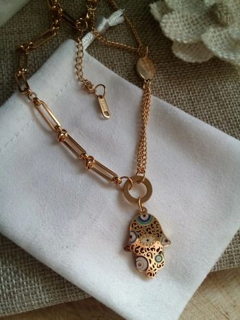 Collier protection porte bonheur main
