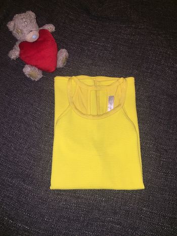 Top jaune