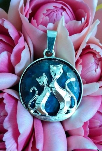 Pendentif rond 2 chat pierre lapis lazuli 