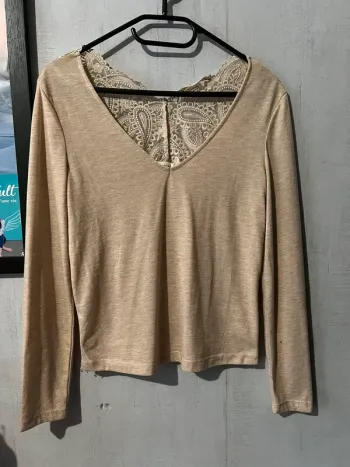 Top beige pailletée