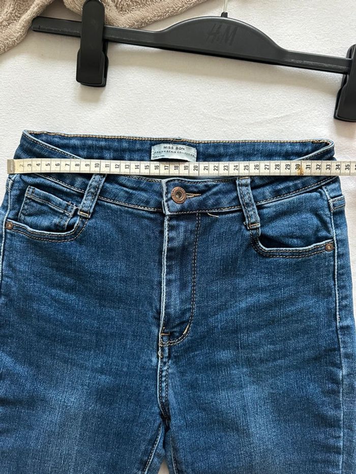 Jean skinny taille haute bleu classique avec effet légèrement usé – Miss Bon - photo numéro 6