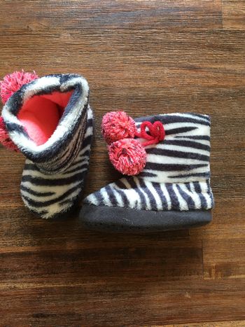 Chaussons zebre/ pompons roses/6 mois/ Hema