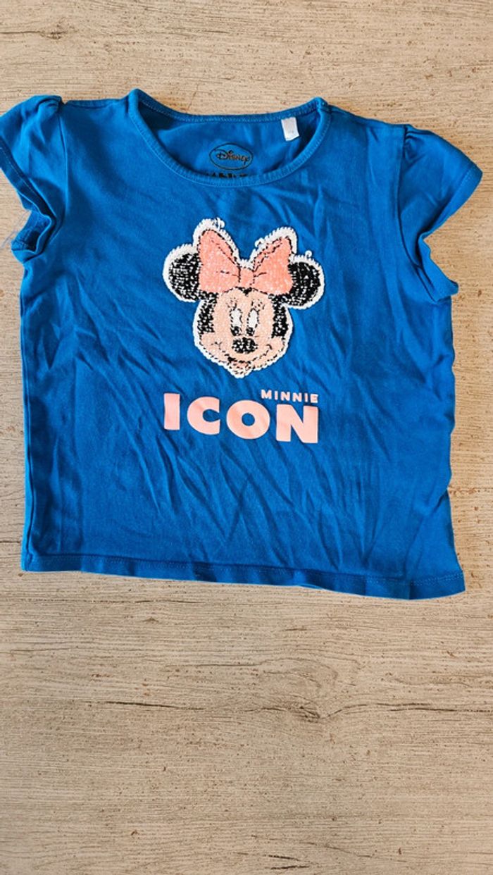 T shirt bleu électrique à manches courtes, Disney, Minnie en sequins, taille 116/ 6ans - photo numéro 3