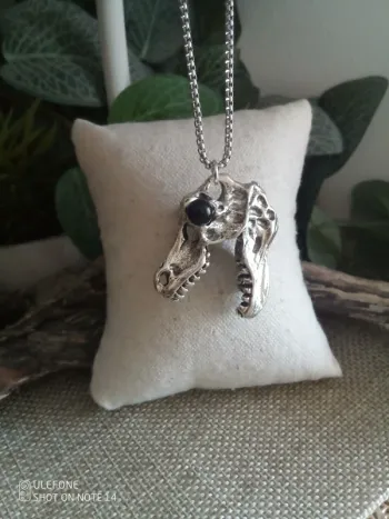 Collier tête de dinosaure avec pierre obsidienne