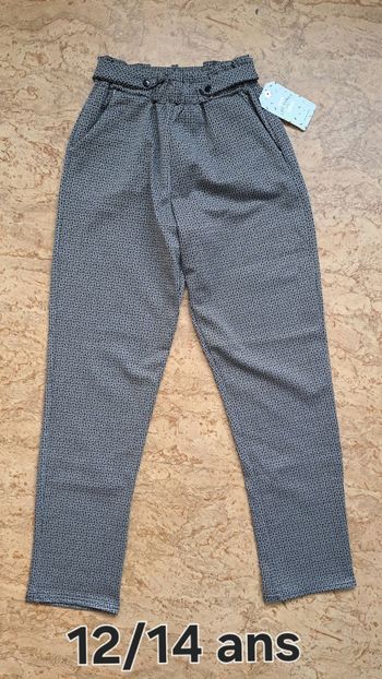 Pantalon neuf étiquetté 14 ans
