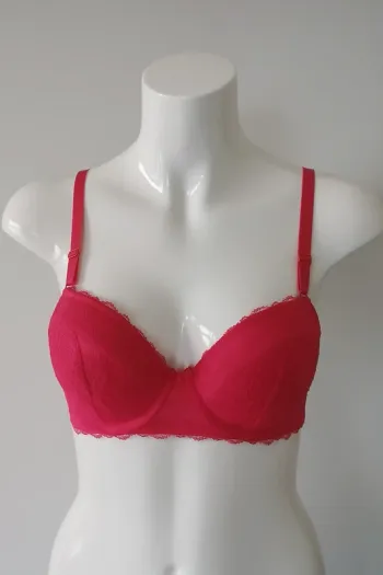 Soutien-gorge rose dentelle Marque Basic Taille 95C