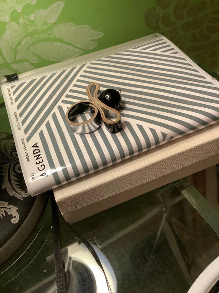 Bague de créateur en cuir et perle de verre - photo numéro 2