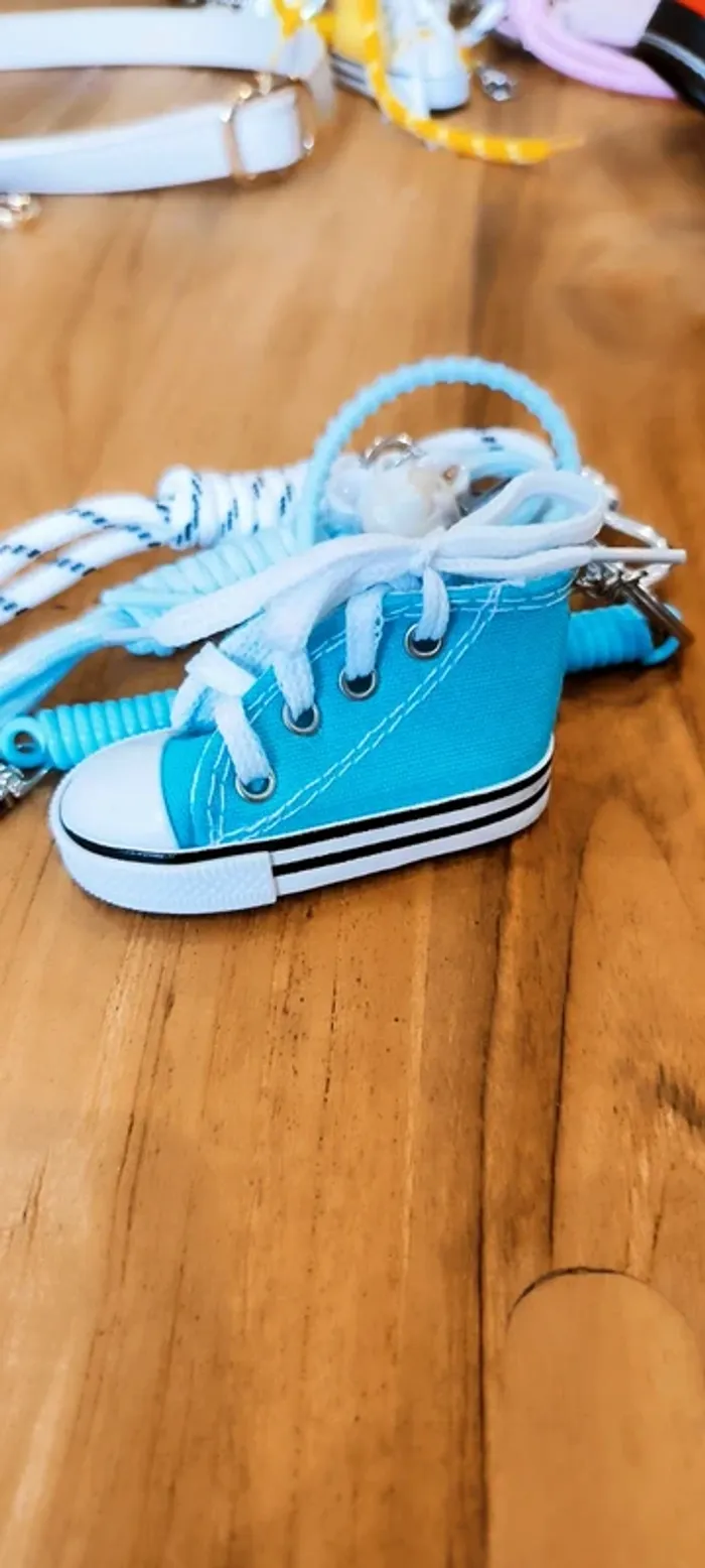 Porte clé gri-gri de sac Mickey converse bleu - photo numéro 5