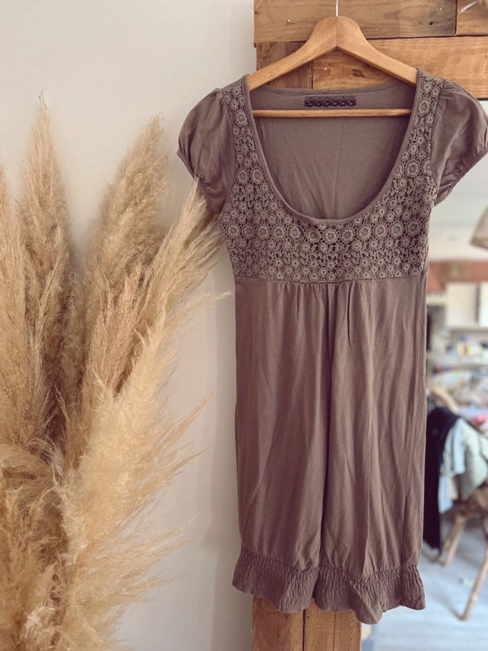 Robe marron avec broderie