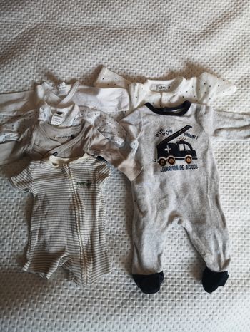 4 bodies et 2 pyjamas  0 mois