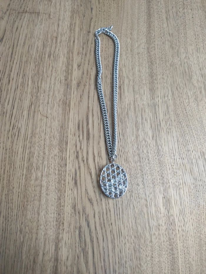 Collier avec ovale et strass a l'intérieur