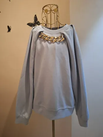 Sweat bleu clair & chaines dorées