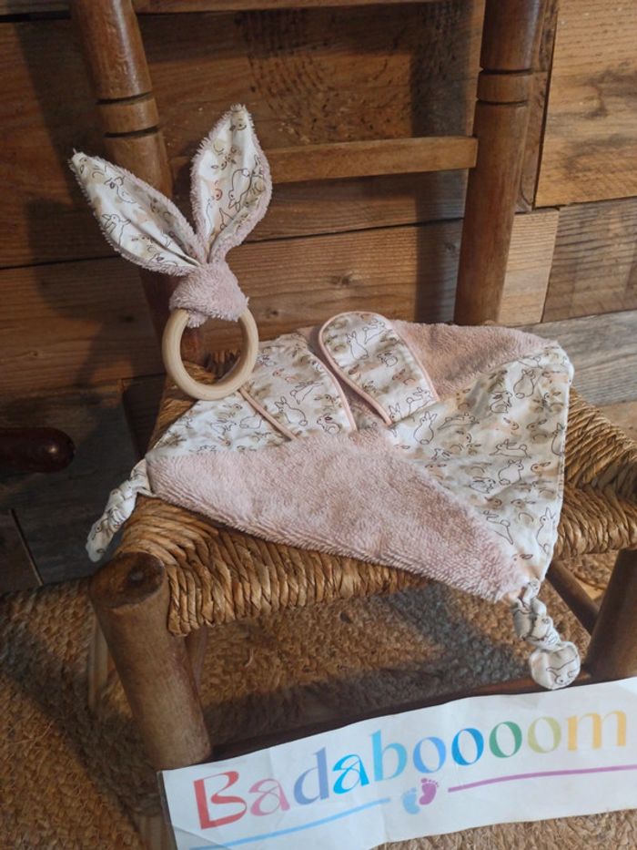 Doudou rose lapin fait main et hochet tbe - photo numéro 4