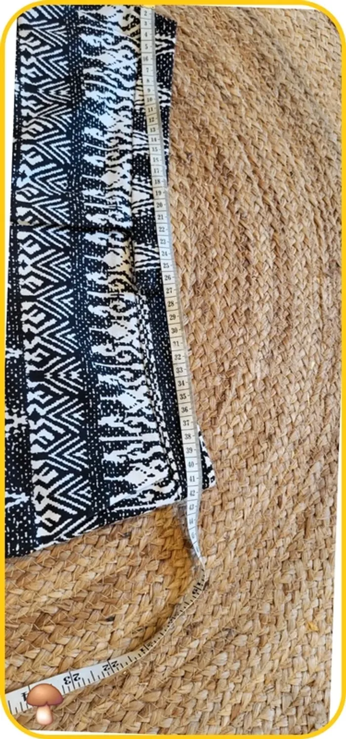 Short motif ethnique noir et blanc - Camaïeu - Taille 40
- Femme - Très bon état - photo numéro 5