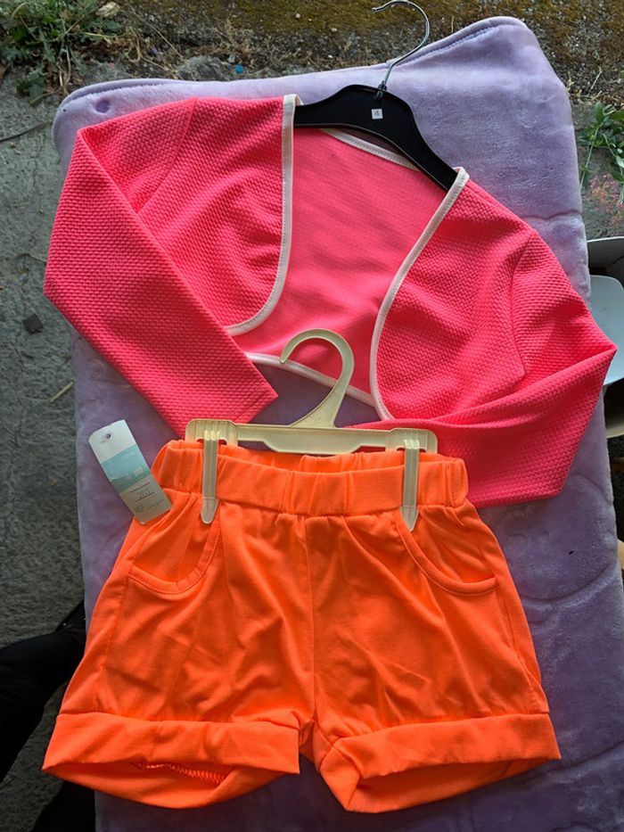 Lot 1 gilet top court, 1 short, 4 ans fille ete fluo