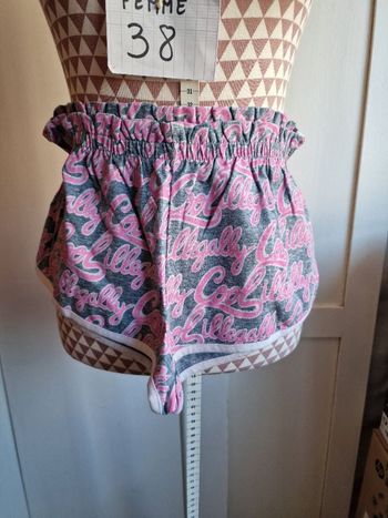 Short, gris a motif rose , taille standard, en très très bon état, en coton & elasthanne