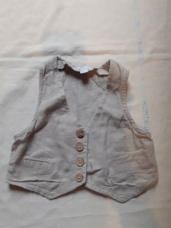 Gilet gris avec boutons en bois