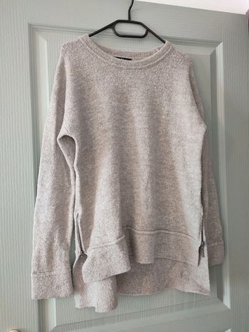 Pull long a l'arrière avec zip au niveau des fentes latérales