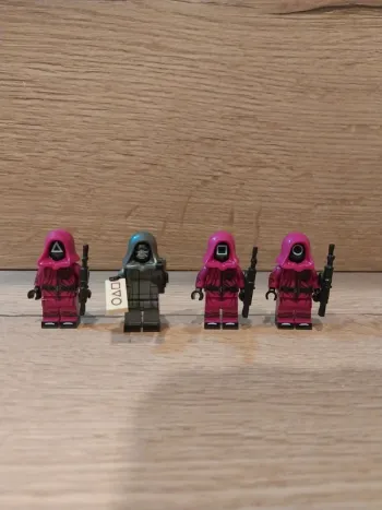 Figurines type lego Le maître du Jeux et 3 gardes Squid Game