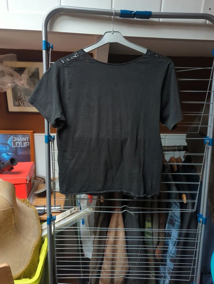 T-shirt noir avec dentelle - photo numéro 3