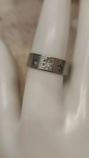 Bague acier inoxydable ciselée et percée motif fleur