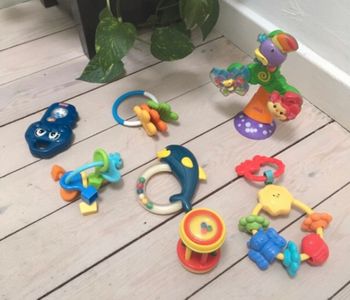 divers jouets d’éveil