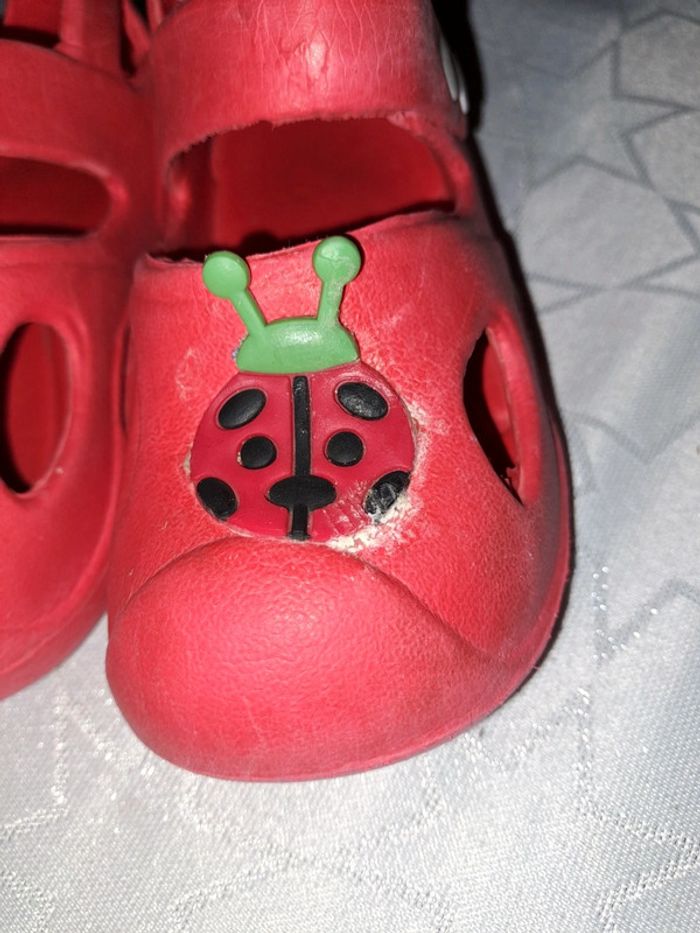 Chaussures crocs plastiques rouge et coccinelle 22 - photo numéro 4