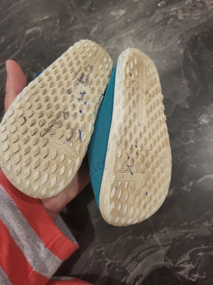 Chaussures de plage ou école,ici mis en chaussons d école - photo numéro 3