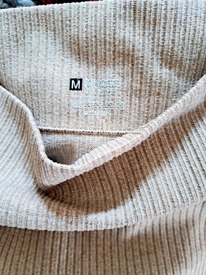 Pantalon legging bas évasé flare. En maille beige.
🌸 neuf.
🌸 Taille M - photo numéro 2