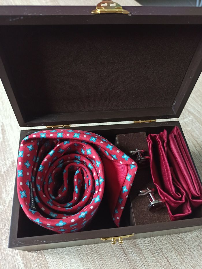 Coffret cravate, boutons manchettes, pochette