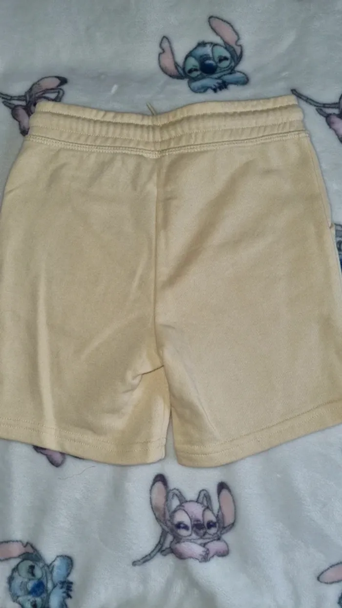 Short 4/5 ans en très bon état - photo numéro 3