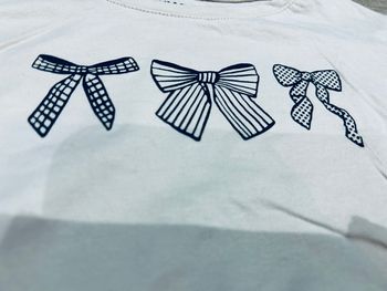 Teeshirt manches longues beige motifs noeux 8 ans 