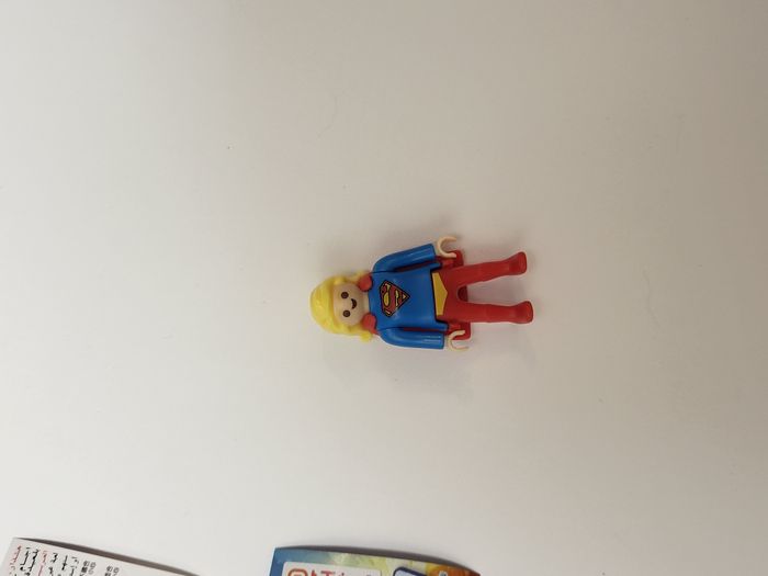 Figurine Playmobil - Supergirl - Kinder - neuf - collection - photo numéro 2