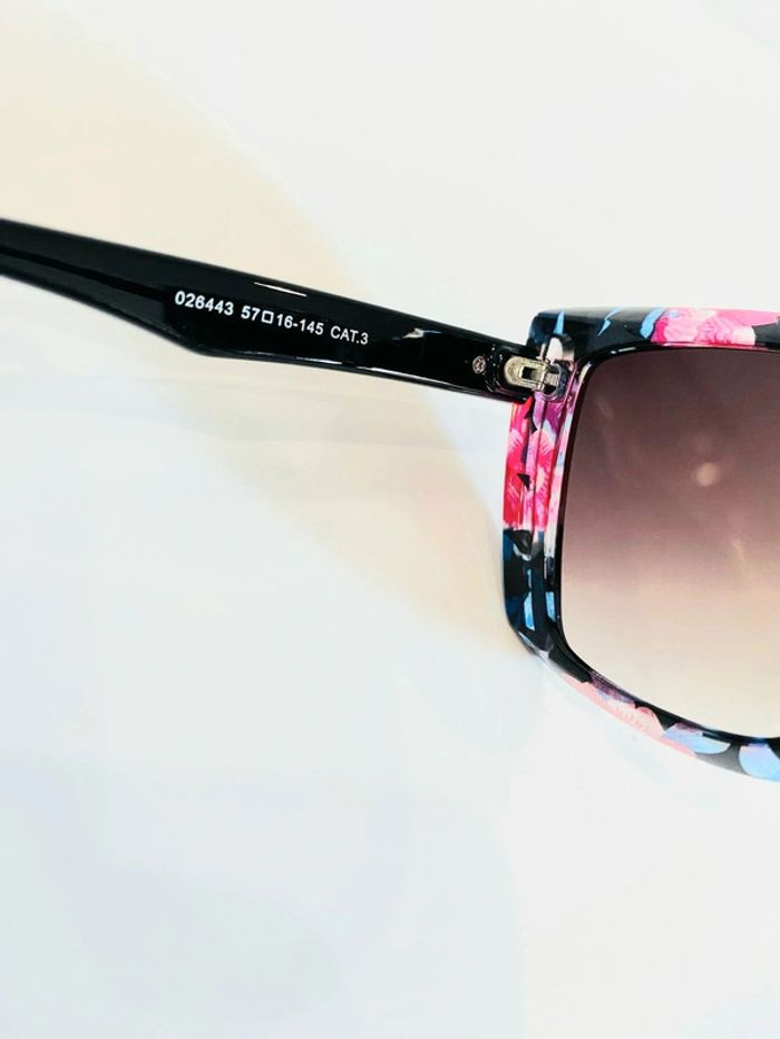 Lunette de soleil femme fleurie bras noirs verres dégradés UV protection catégorie 3 - photo numéro 7