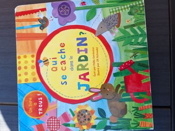 Livre jeune enfant qui se cache dans le jardin