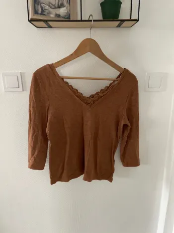 Pull col V dentelle camel