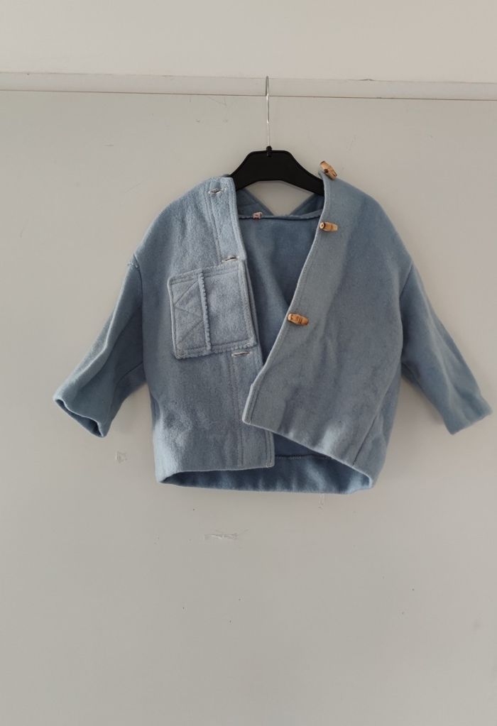 Manteau à capuche 18 mois bleu clair très bon état