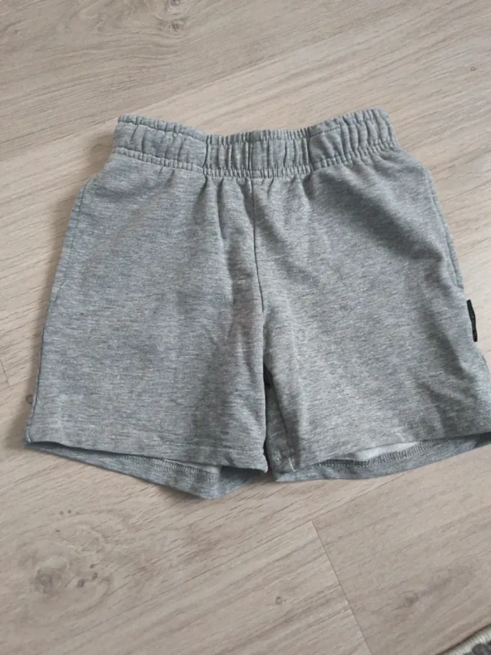 Short court de sport. Garçon 5ans